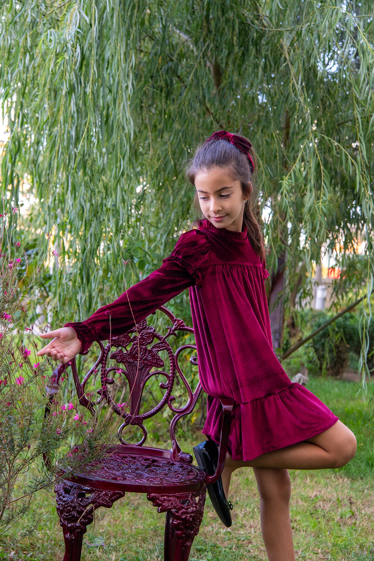 فستان مخملي بناتي من كيارا مع مشبك شعر متناسق
